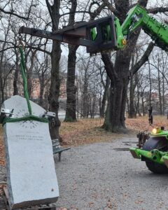 Montering av minnessten på Karlbergs slott