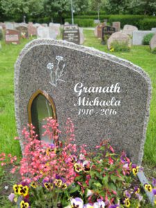 Exempel grå bohusgranit gravsten