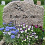 Exempel grå granit gravsten