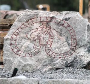 Gravering av runskrift på rondellsten i Täby